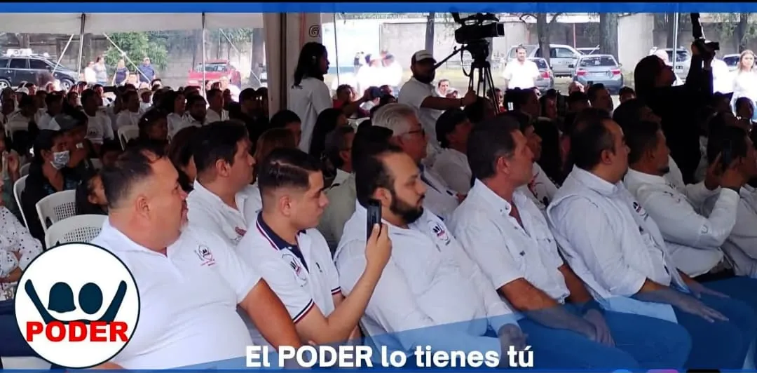 Militantes de PODER en un evento masivo bajo carpa