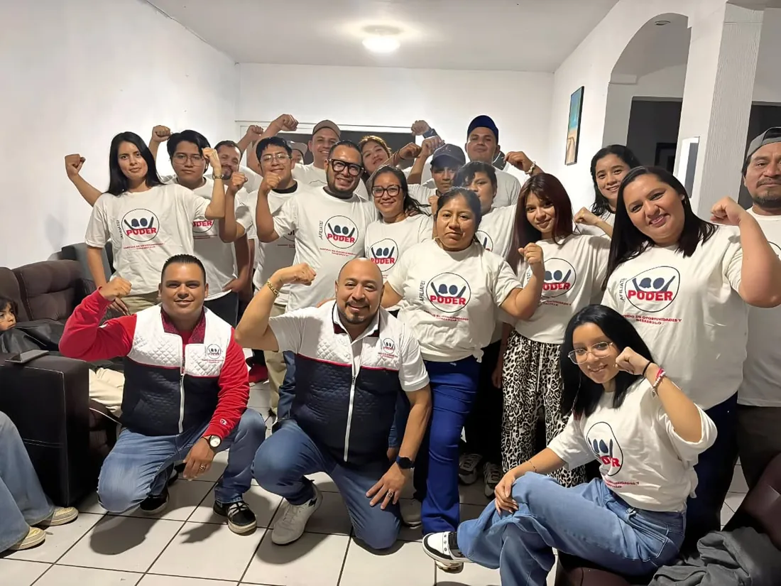 Militantes de PODER celebrando