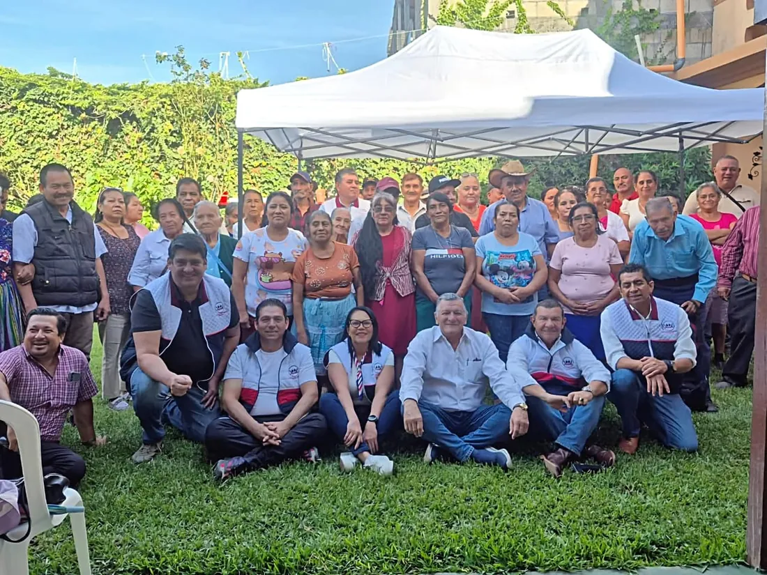 Encuentro comunitario bajo carpa