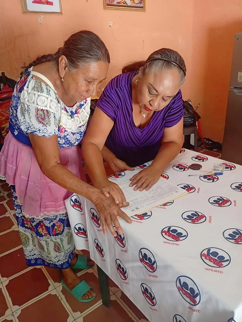 Firma de ficha en jornada de afiliación