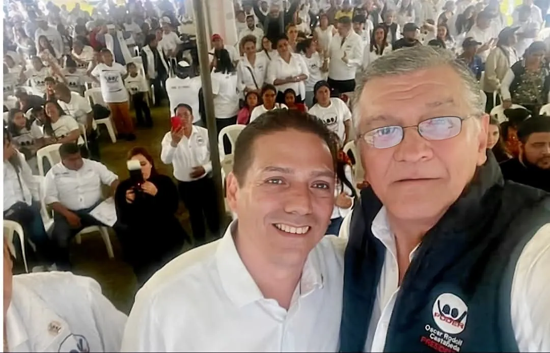 Oscar Castañeda con militantes en evento masivo